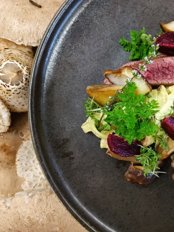Steak mit hausgemachter Tagliatelle und gebratenen Steinpilzen