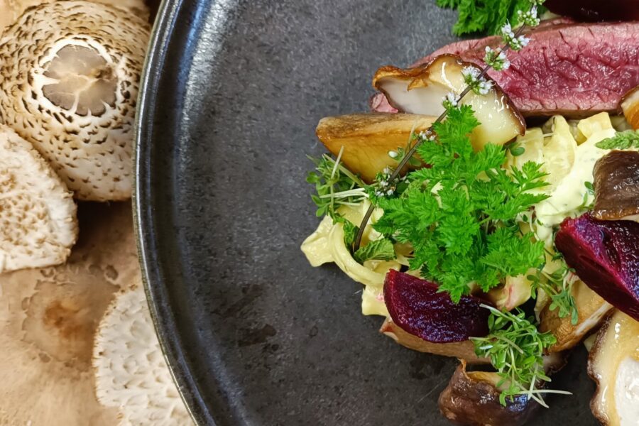 Steak mit hausgemachter Tagliatelle und gebratenen Steinpilzen