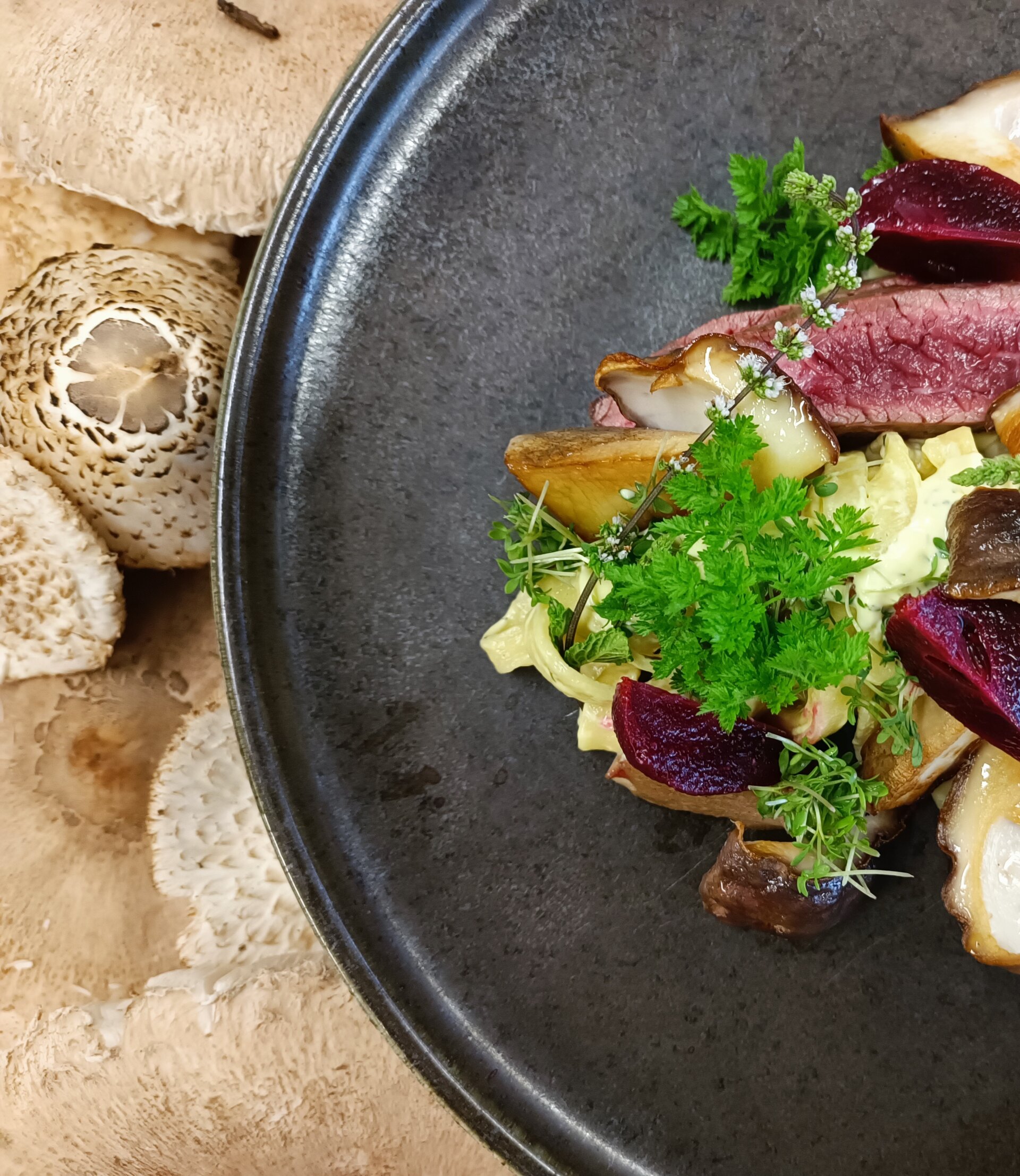 Steak mit hausgemachter Tagliatelle und gebratenen Steinpilzen