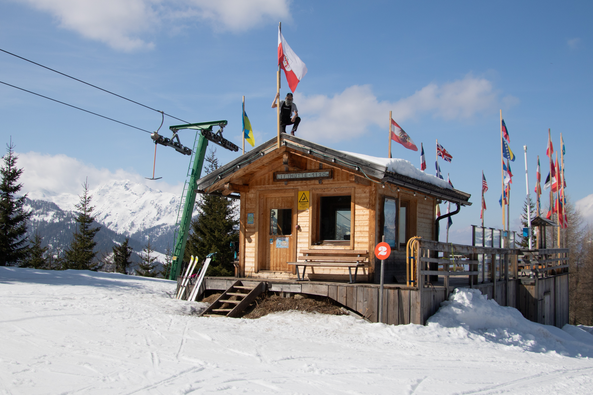 Yeti auf der Lifthütte am Dorfberg