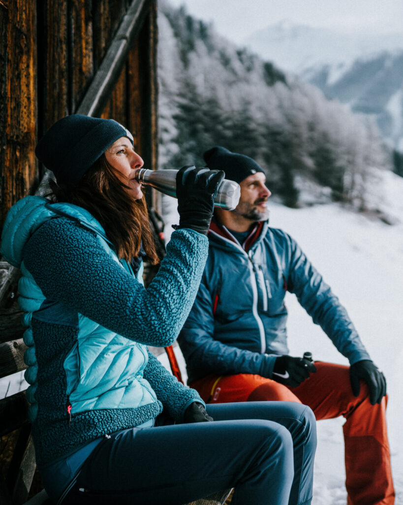 Kurze Pause am schönen Winterwanderweg für Familien und Genießer in Osttirol