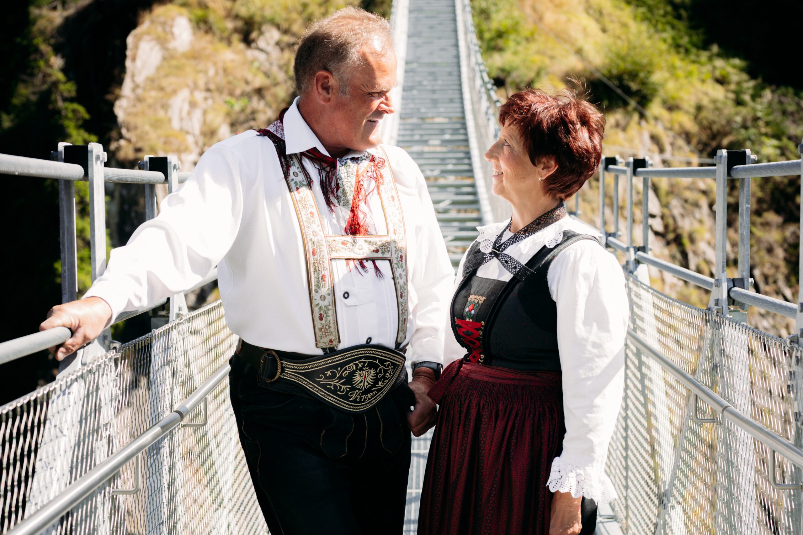 Ein Virgener Paar in Iseltaler Tracht auf der imposanten Hängebrücke am Iseltrail in Osttirol.