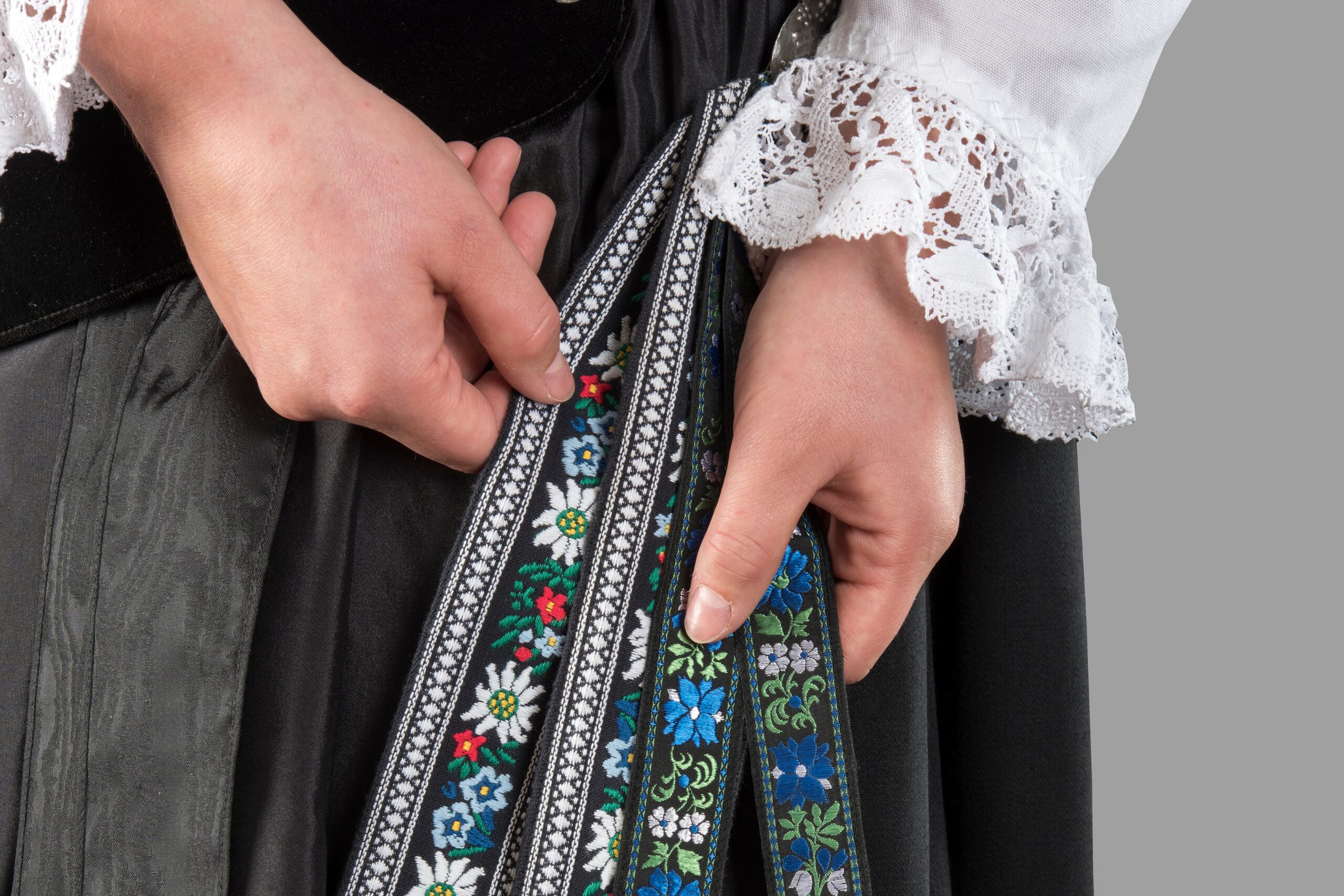 Kunstvoll verzierte Bänder gehören zur Matreier Tracht unbedingt dazu.