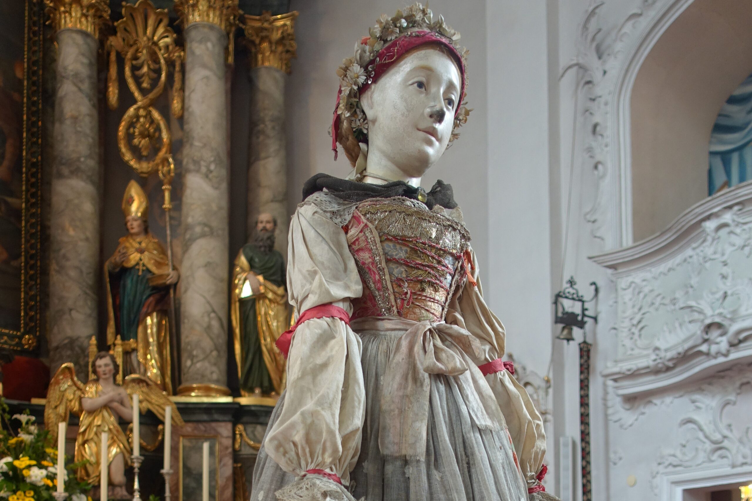 Die Tracht der heiligen Notburga stammt laut dem Tiroler Volkskunstmuseum aus dem Jahr 1840.