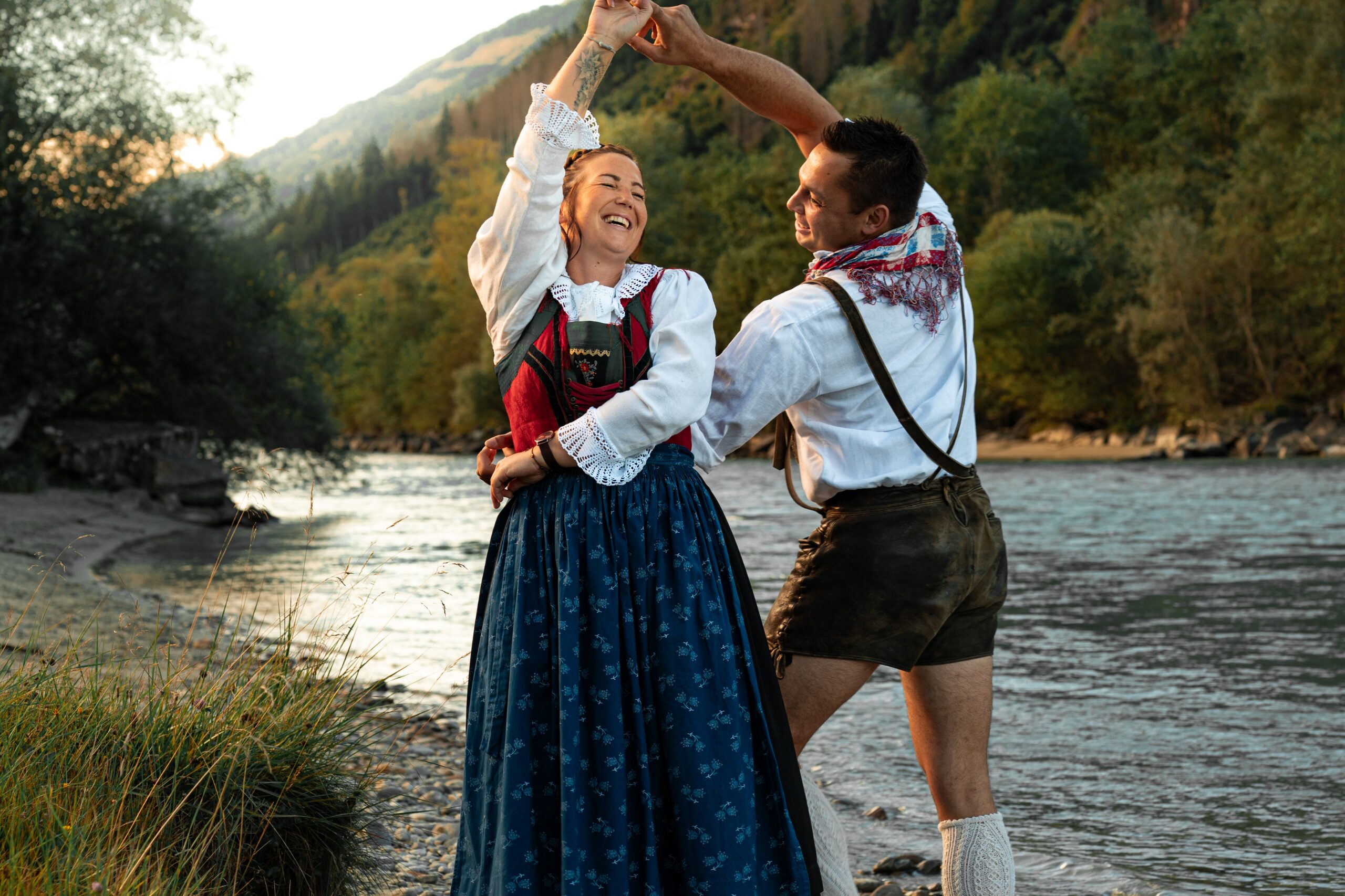 Beim Mieder kommen farbige Woll- oder Seidenbrokate zum Einsatz.