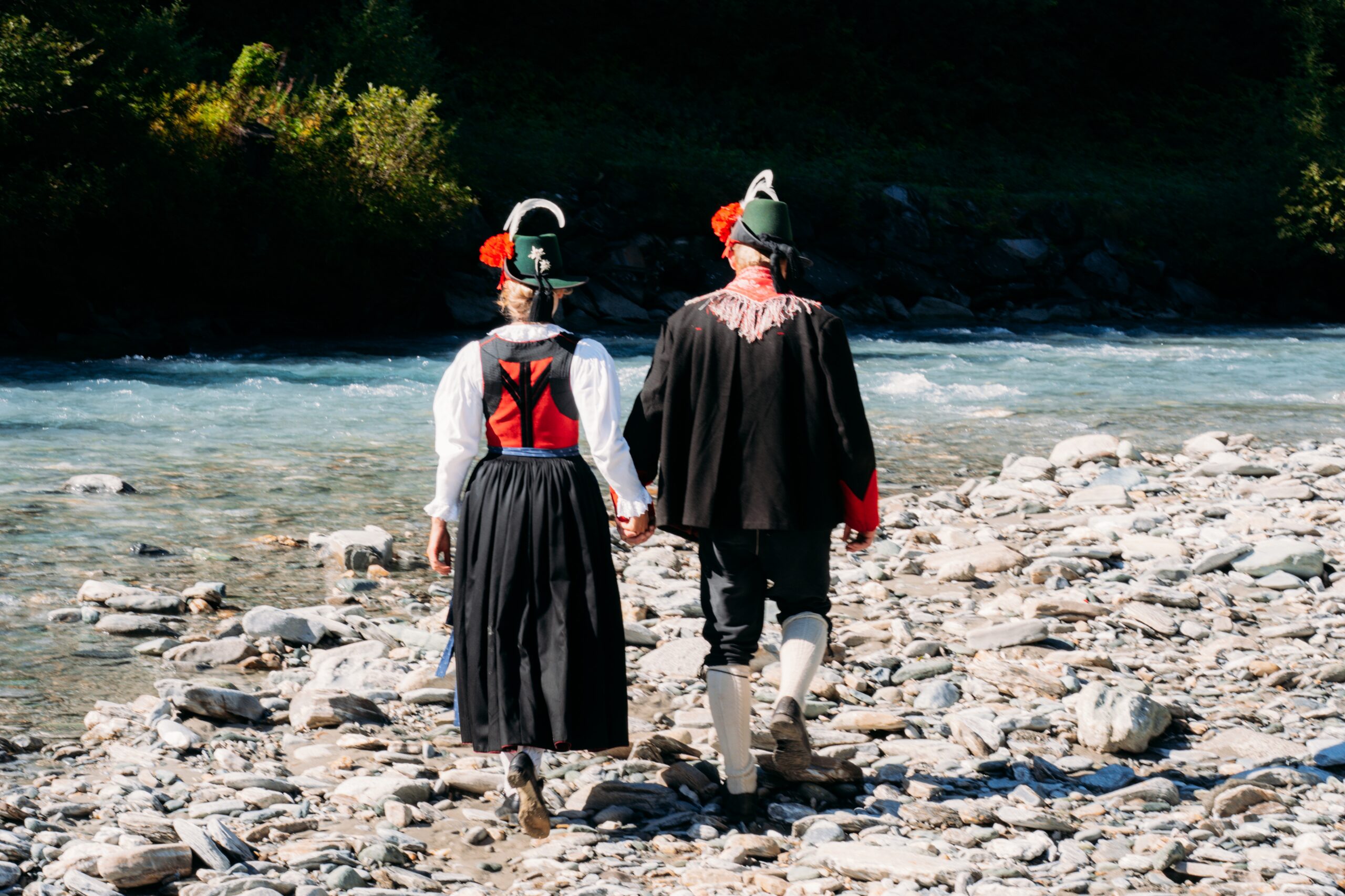 Die Frauen tragen die Iseltaler Tracht, die Männer kniefreie oder kniebedeckende Lederhosen. 