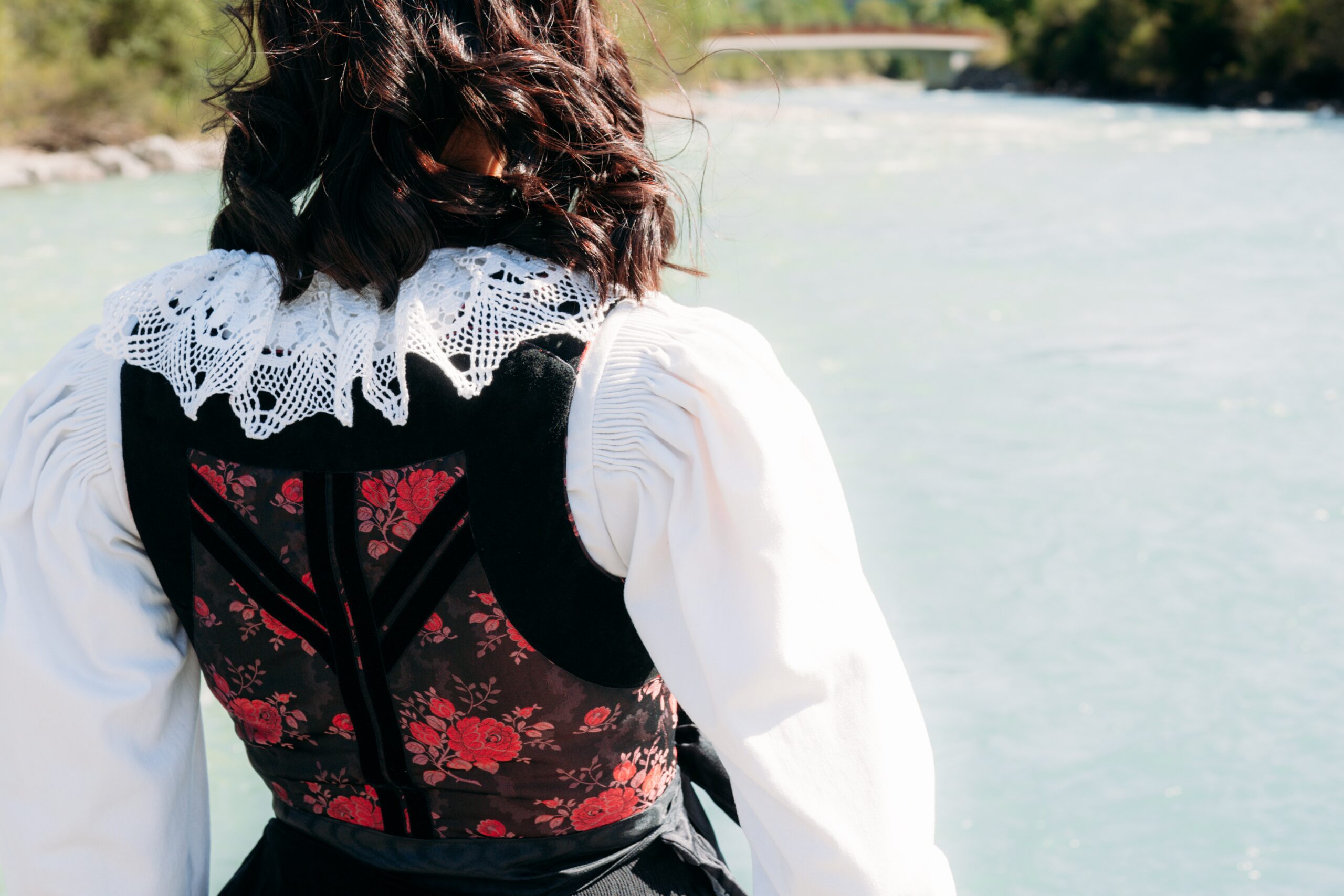 Eine Matreier Tracht mit aufwändiger Stickerei eines Lebensbaums am Rücken.