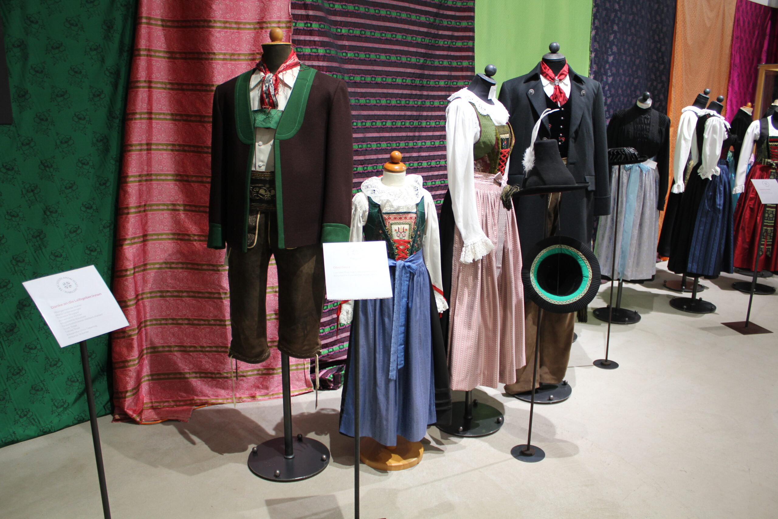 Eine Ausstellung zeigte verschiedene Variationen der Iseltaler Tracht, hier etwa aus Oberlienz.