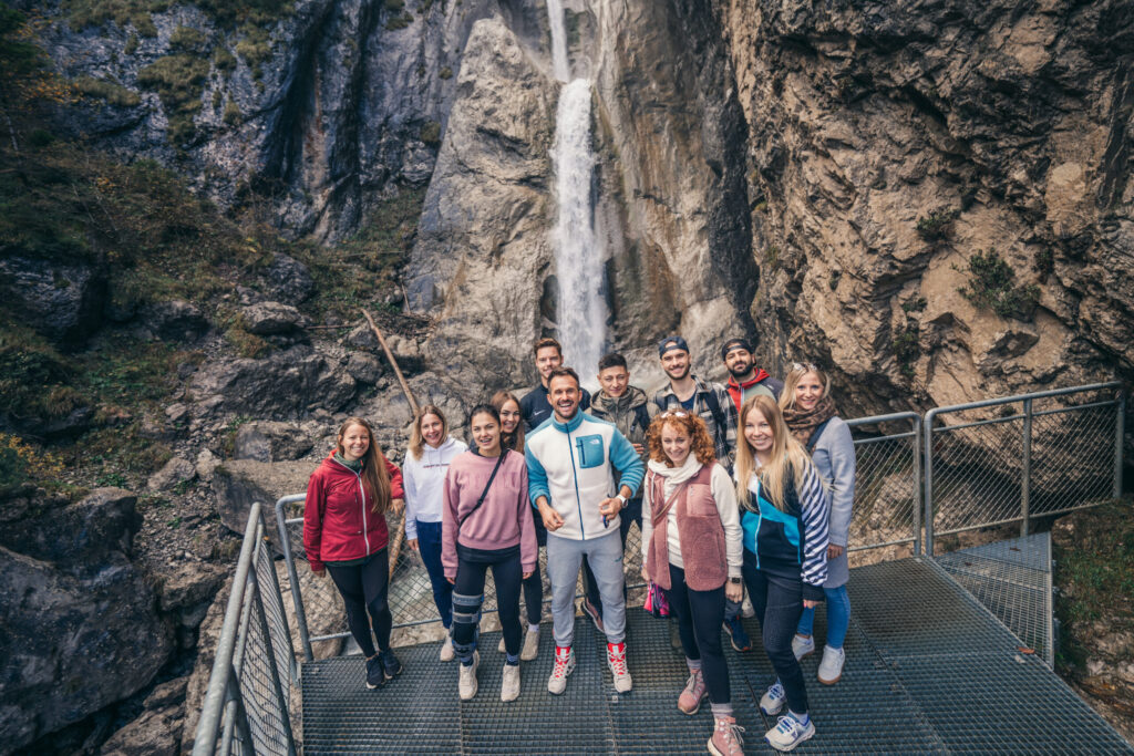 Gemeinsame Achtsamkeit am Frauenbachwasserfall – Fastencoach Manuel begleitet seine Gruppe beim Innehalten in der Natur