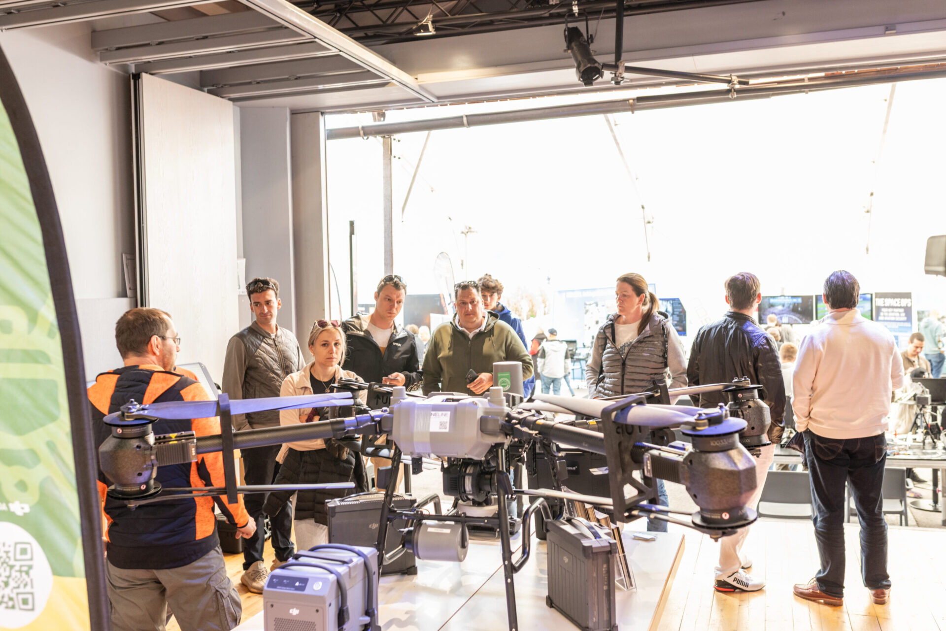 Gäste schauen sich die neuste Technik der Welt der Drohnen an.