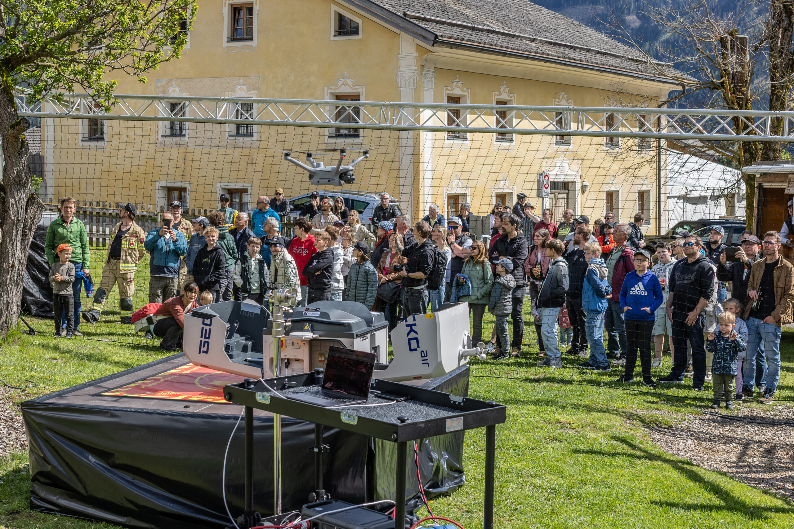Flugshow beim Drohnenfestival in Anras vor Publikum.