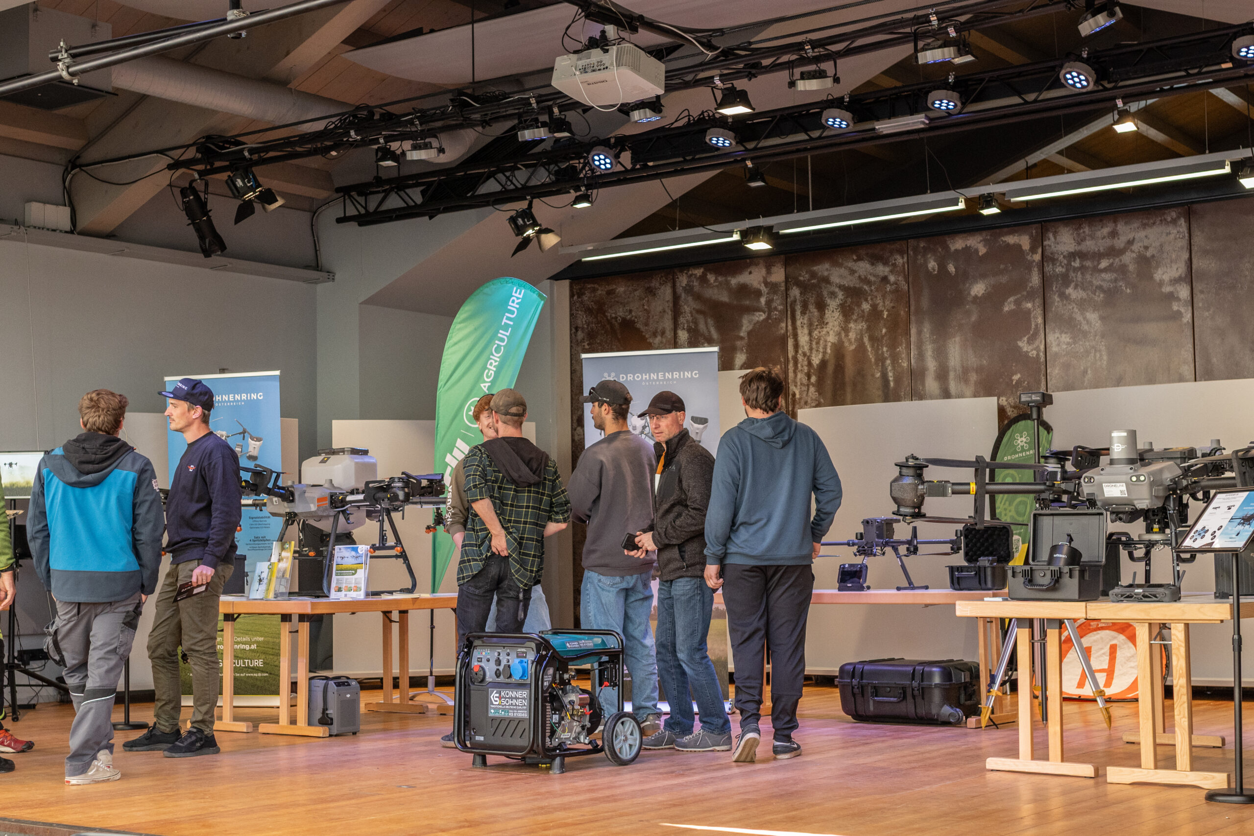 Mehrere Personen auf dem Drohnenfestival in Anras sehen sich die ausgestellten Exemplare an.