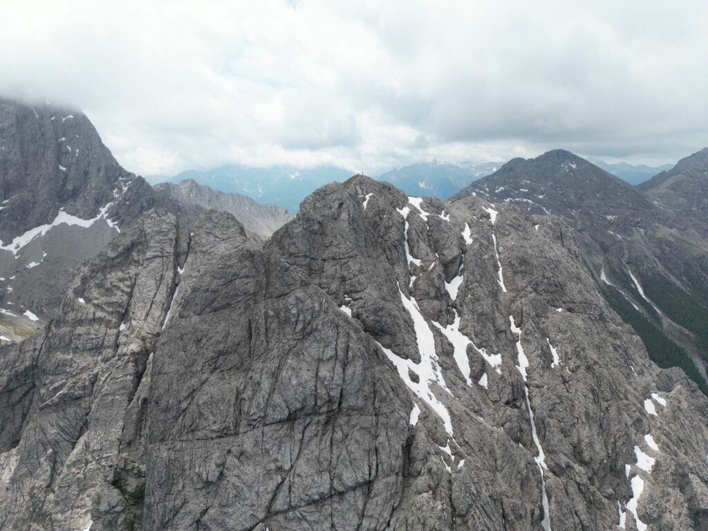 Blick auf die Große Gamswiesenspitze an einem bedeckten Tag.