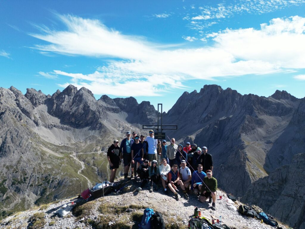 Eine große Gruppe steht rund um das neue Gipfelkreuz auf der Großen Gamswiesenspitze.