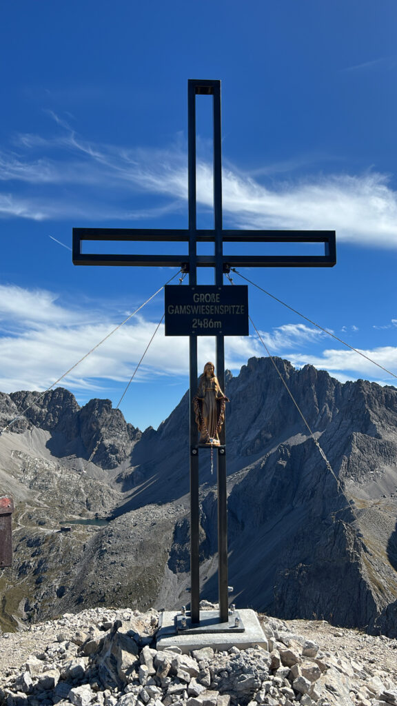 Das neue Gipfelkreuz auf der Gamswiesenspitze bei blauem Himmel.