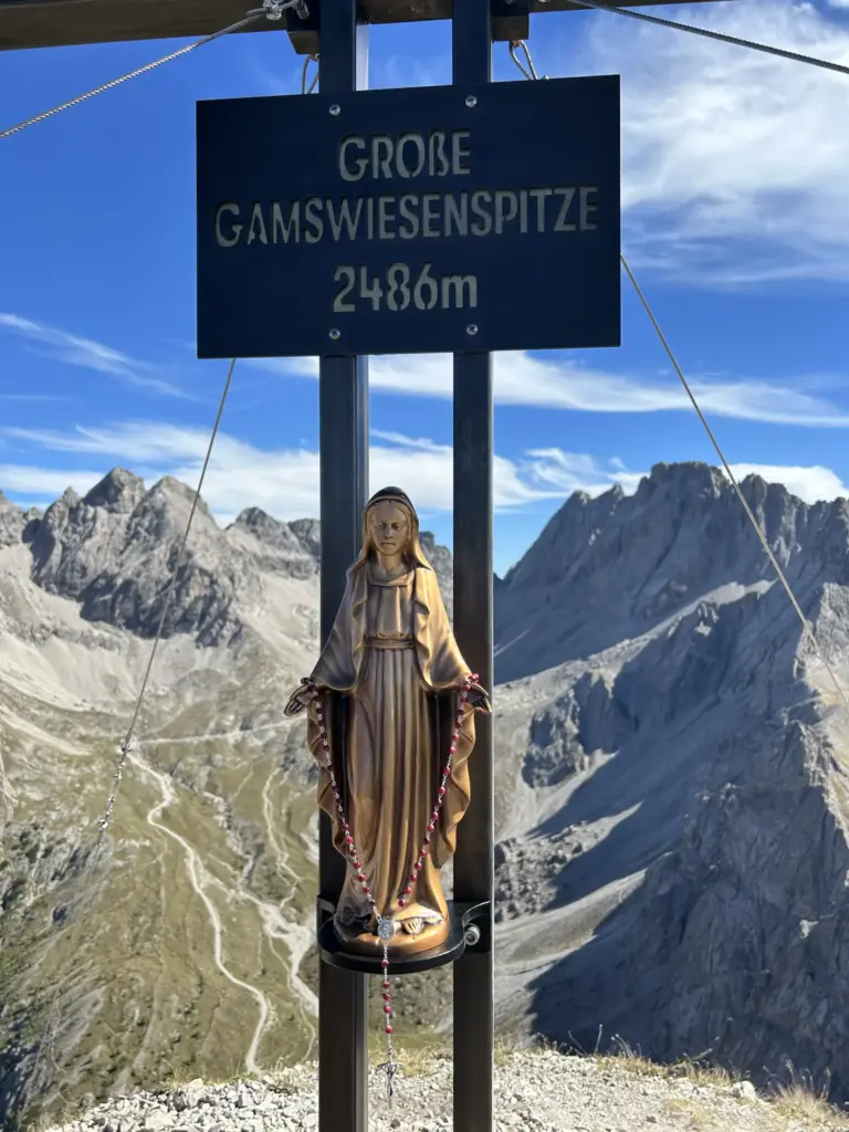 Die Madonnenstatue am neuen Gipfelkreuz.