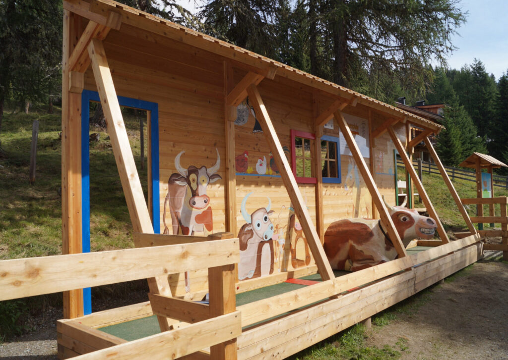 Holzhaus für Kinder mit Tieren drauf.