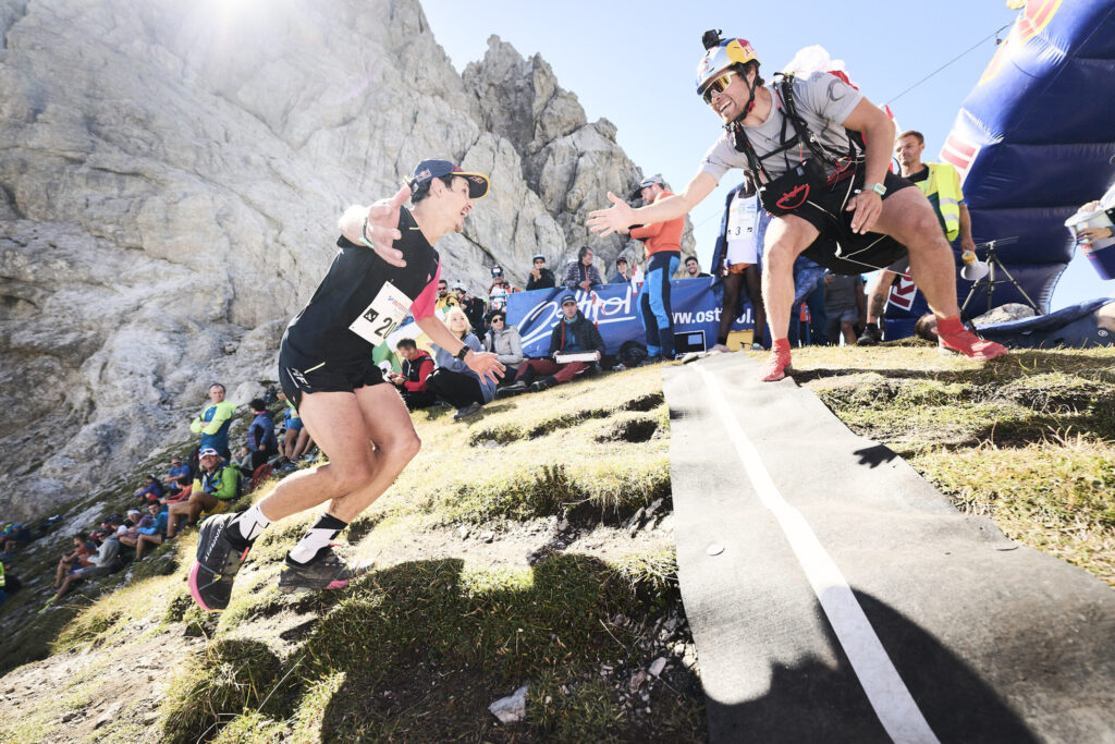 Übergabe vom Bergläufer zum Paragleiter beim Red Bull Dolomitenmann
