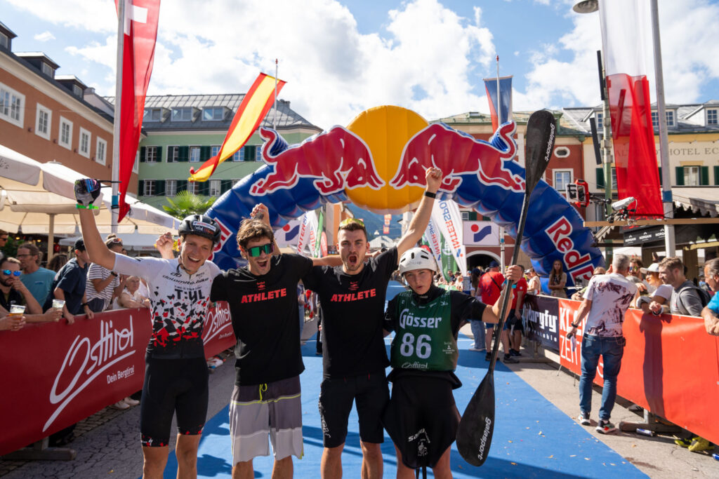 Finisher im Ziel beim Red Bull Dolomitenmann am Hauptplatz in Lienz.