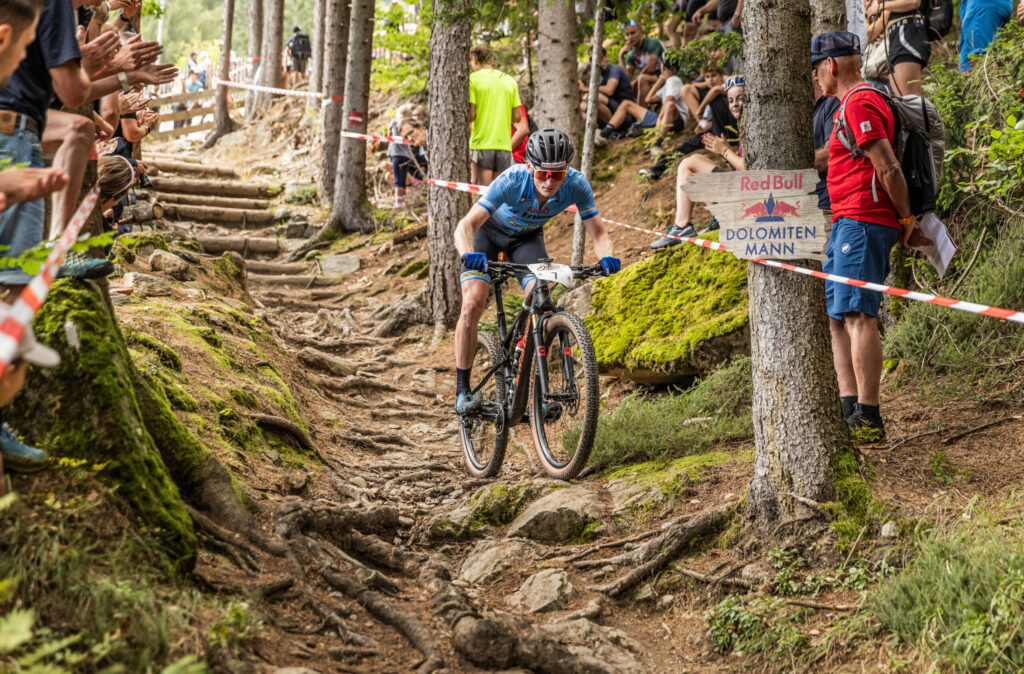 Mountainbiker auf der Abfahrt beim Red Bull Dolomitenmann