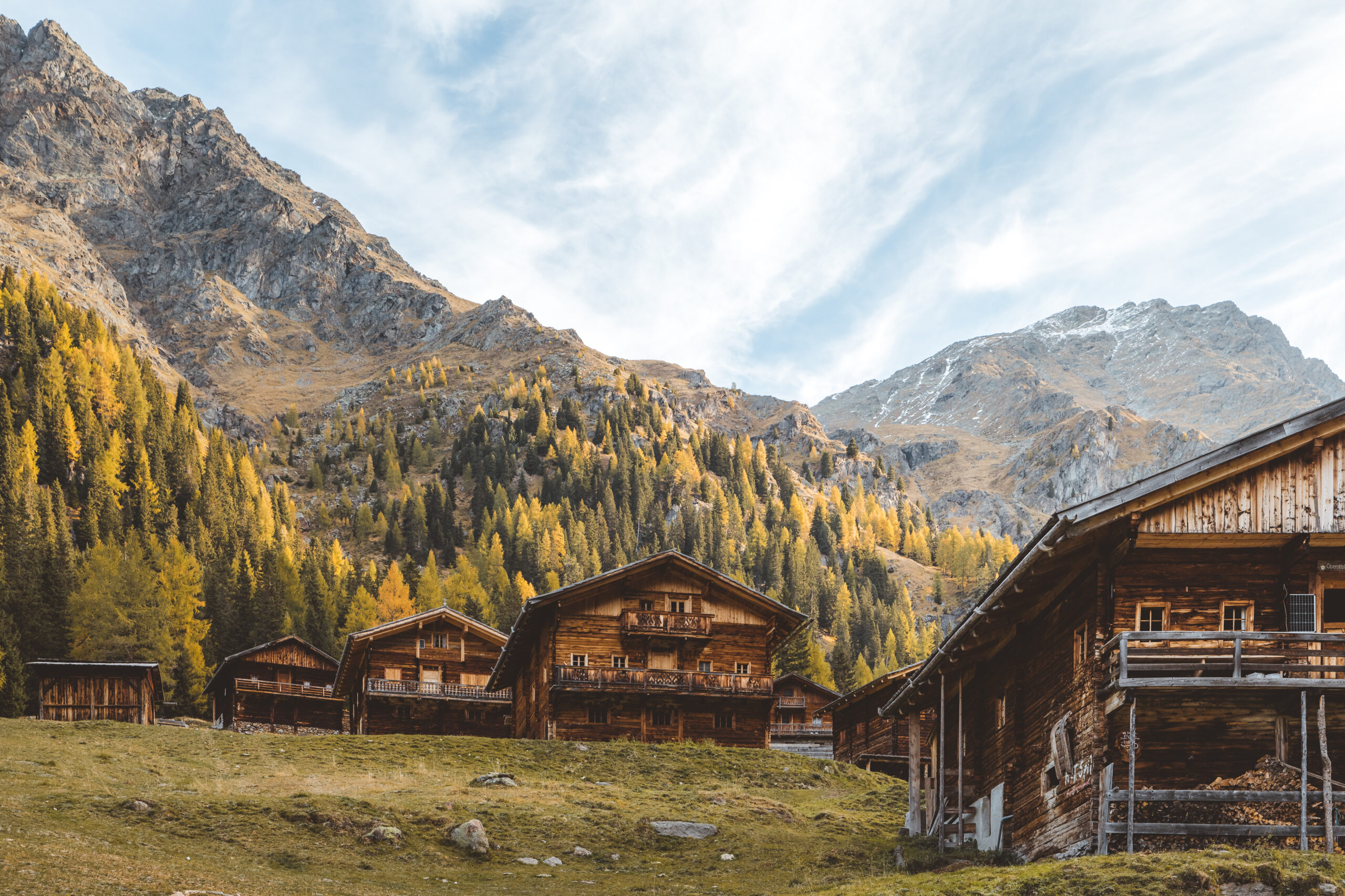 Das Almensemble Obertstalleralm im Herbst.