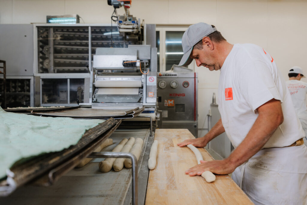 Mitten in den Vorbereitungen für handgemachtes Brot auf Osttirol