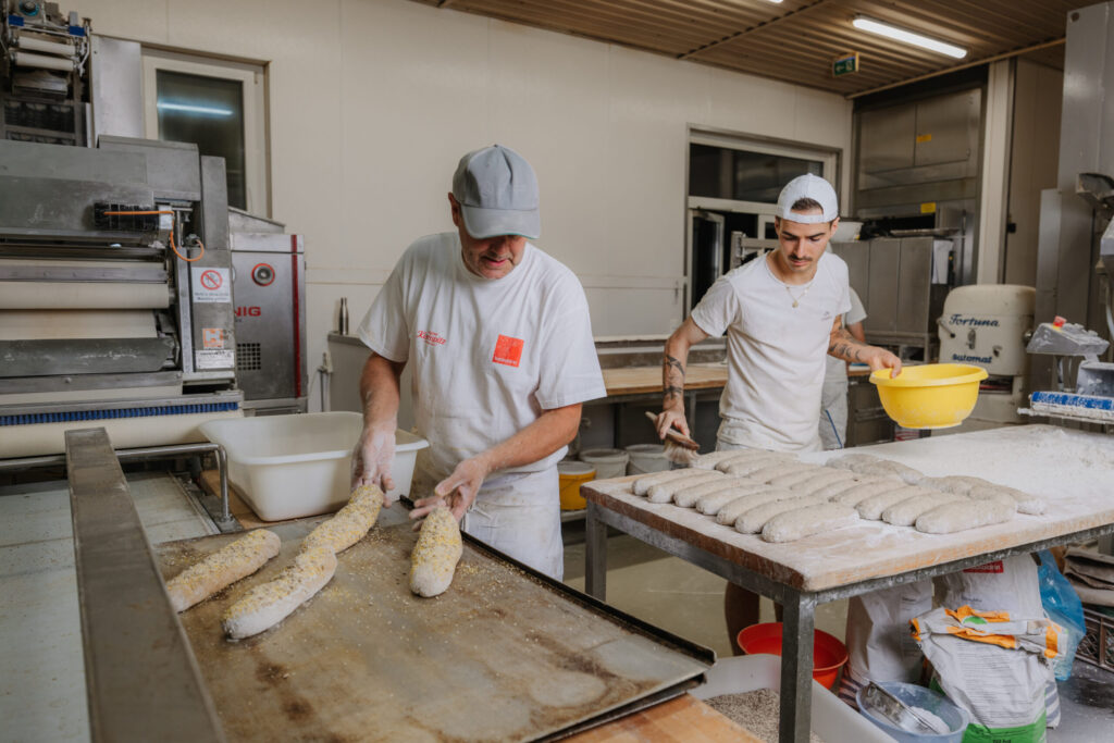 Handgemachtes Brot Backen im Akkord.