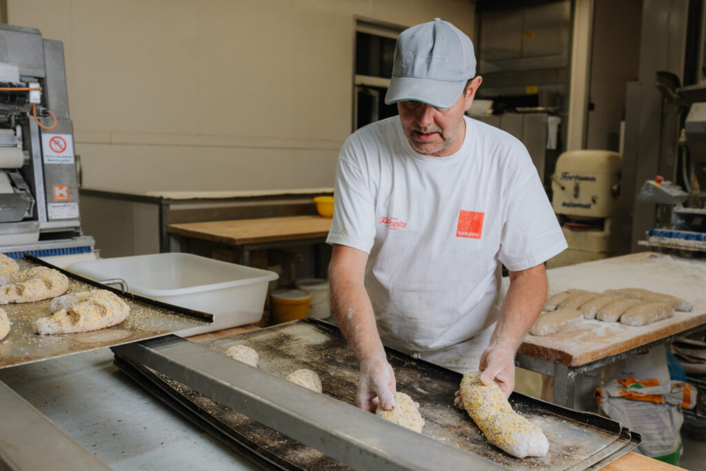 Hannes bei seiner Arbeit: die Herstellung von handgemachtem Brot aus Osttirol